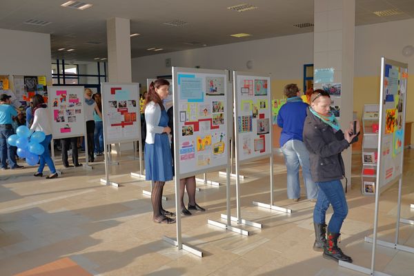 Své sympatie s osobami s autismem vyjádřili přítomní účastníci modrou barvou svého oblečení.